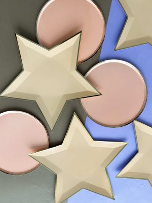Яркие бумажные звёзды для сервировки сладкого стола