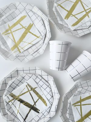 бумажные тарелки салфетки и стаканы белые с графичным узором